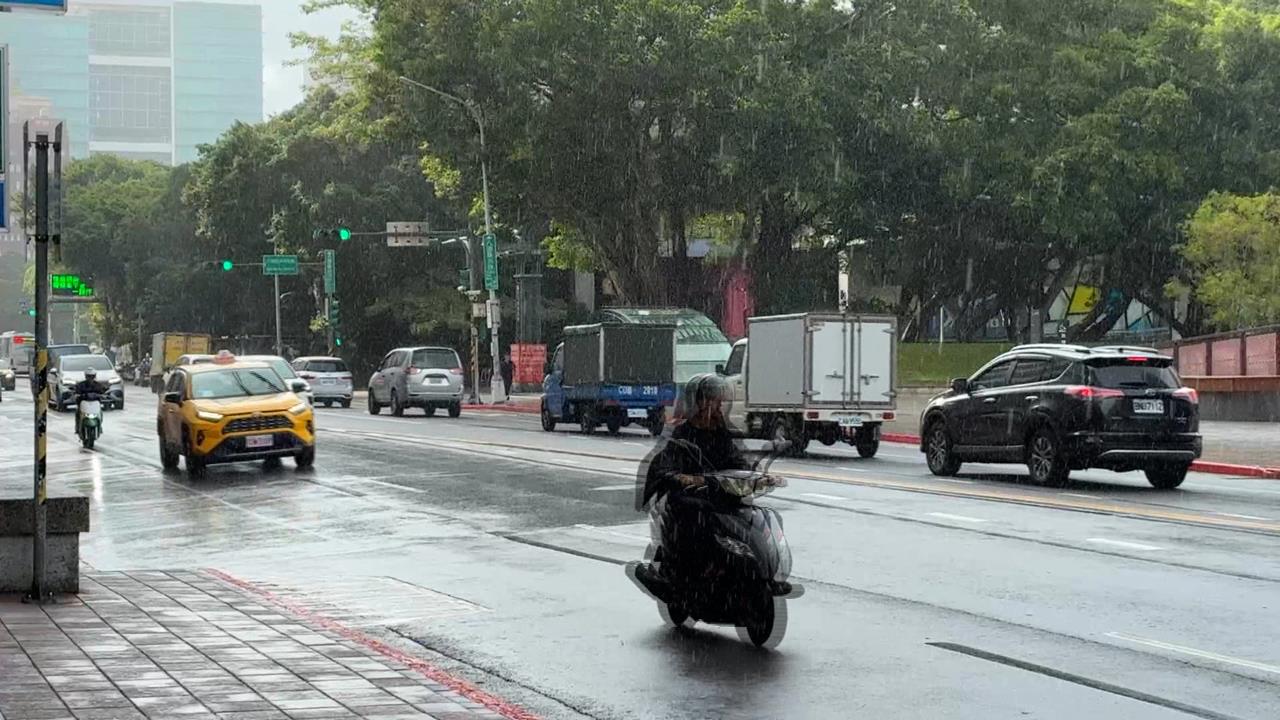 薔琵稍減弱　氣象署：路徑略西修.　暴風圈籠罩中部以北+東