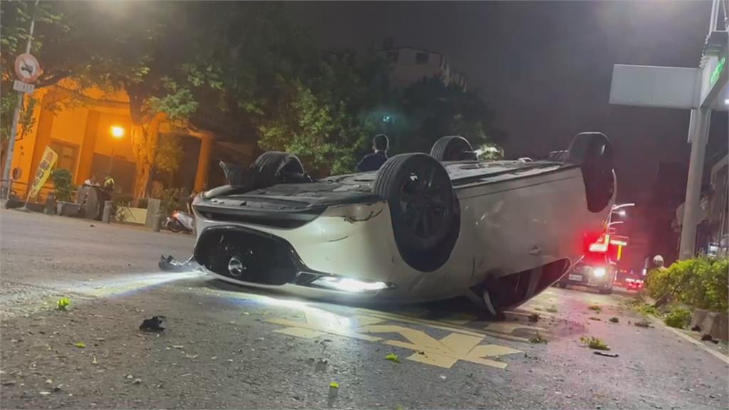 不是我開的!轎車四輪朝天一男受困車內酒測值竟達0.34 真相大白「死定了」
