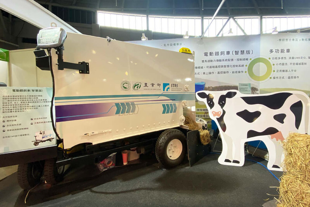國產智慧型機具亮相　酪農業餵飼清糞效率升級