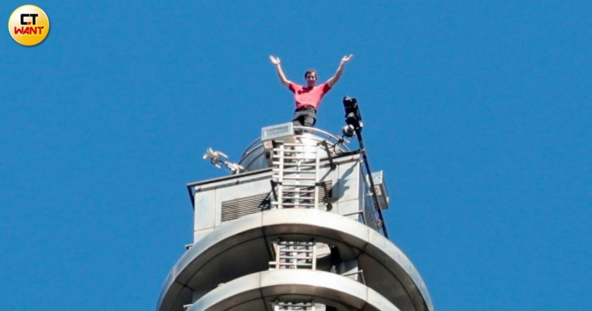 霍諾德成功完成挑戰！徒手攀登台北101避雷針　僅花1小時31分