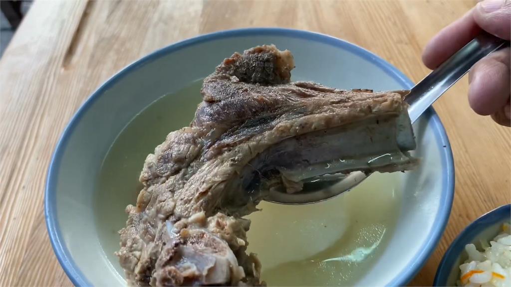台灣趴趴走／「美食的極致」就是簡簡單單！高麗菜飯配排骨湯「滿足感」讓人回味無窮！