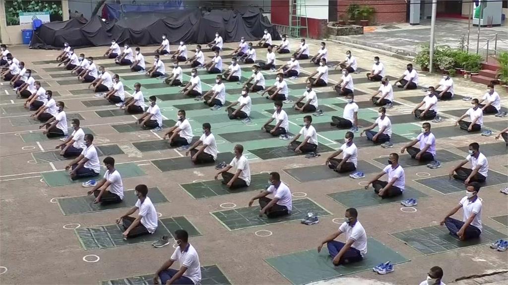 孟加拉7千名警察染疫！警方辦瑜伽課防疫兼紓壓