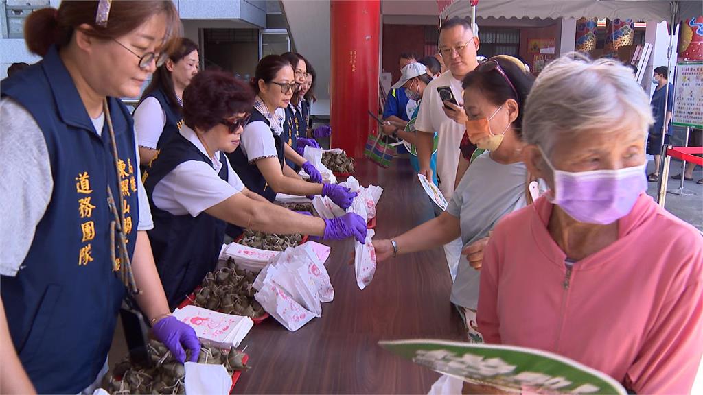 東照山關帝廟贈信徒1萬顆粽子結緣　排滿整桌超壯觀