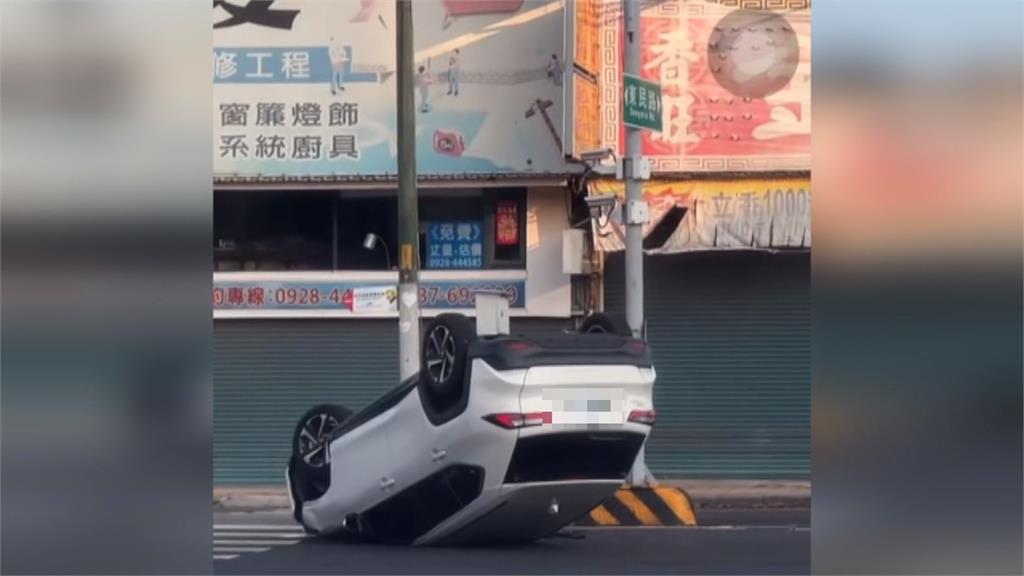 四輪朝天！苗栗男子疑身體不適　自撞分隔島翻車