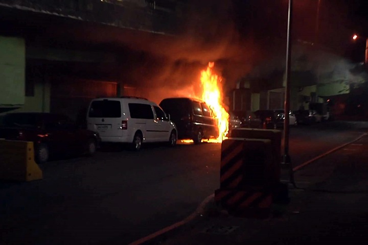 員警奮不顧身 火燒車現場勇救冒火男