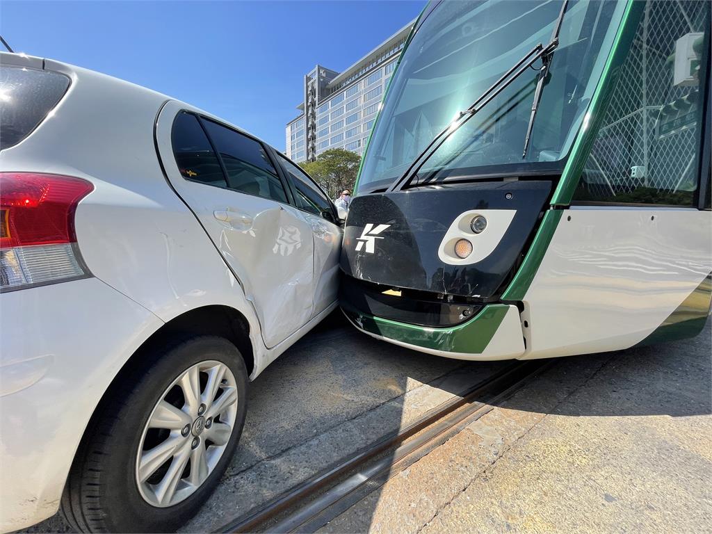 快新聞／高雄輕軌又被撞！　肇事汽車違規右轉釀禍「恐被求償百萬元」