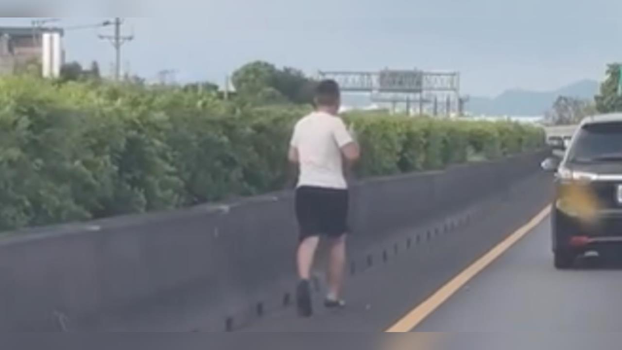 快新聞／直擊！國1台中段驚見拖鞋男狂奔「畫面曝光」　網看傻：真正的跑路