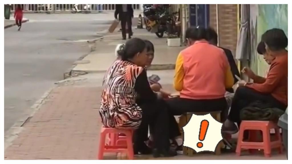 懶得顧？中國大媽為打牌「小孩塞桌下」惹眾怒　網氣炸：牌比孩子重要？
