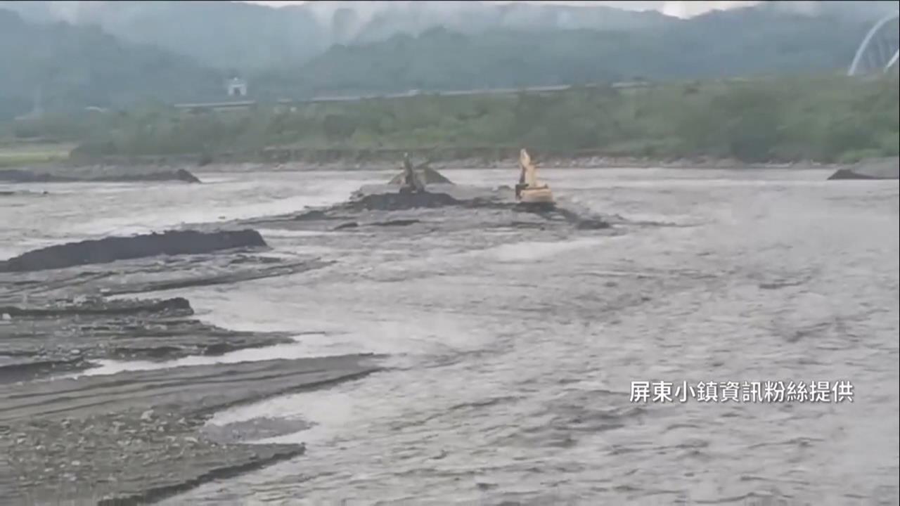 直擊搜救！高雄溪水暴漲　兩工人受困沙洲