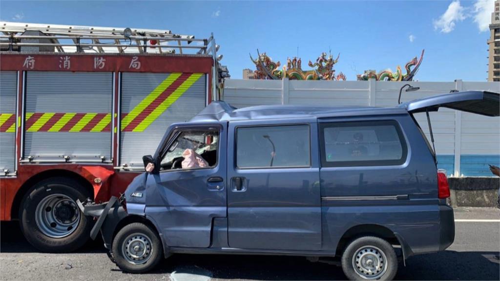 碰！執行勤務遭追撞　消防車車尾「插進」廂型車駕駛座裡