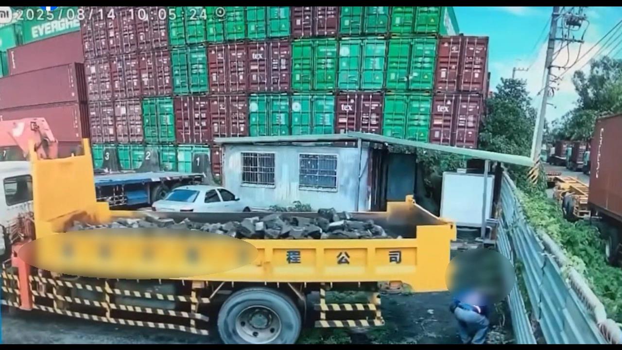 高雄大貨車沒拉手煞車後滑　駕駛遭重壓身亡畫面曝光！