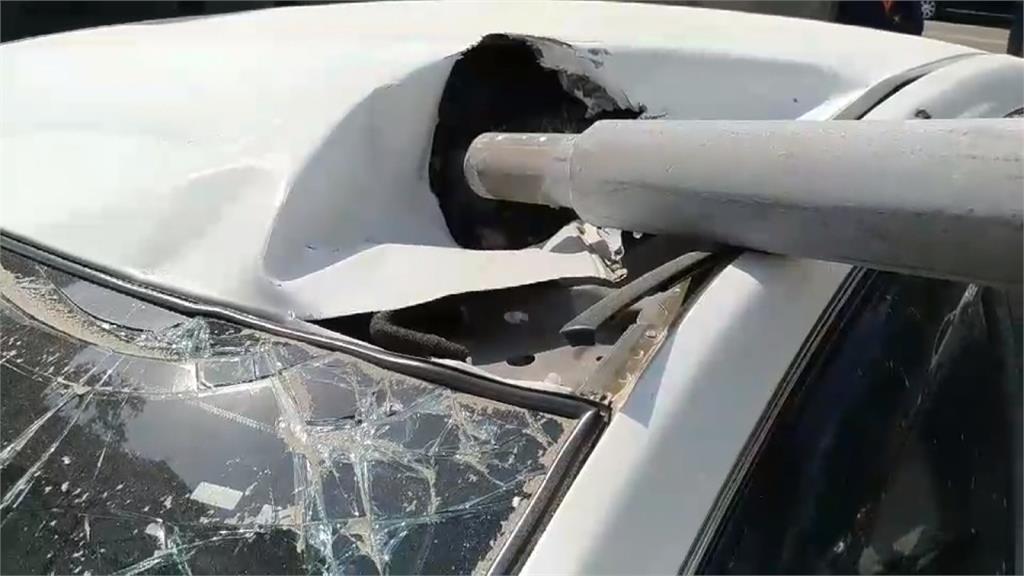 舊斗六派出所拆除中 路燈竟倒下插進轎車
