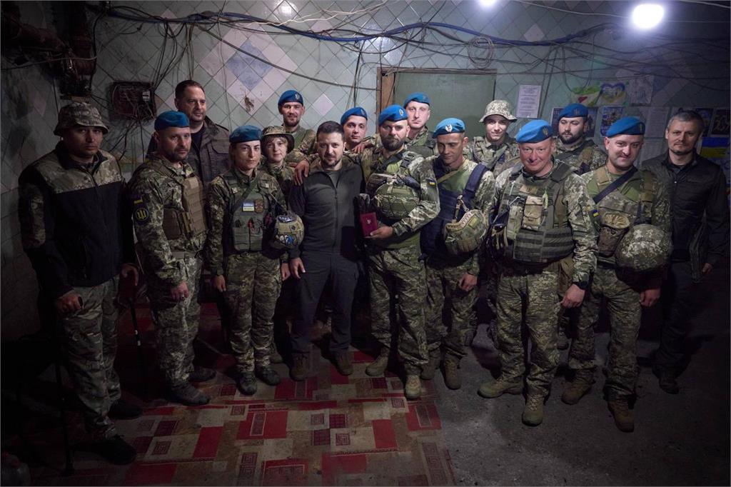 快新聞／慶祝烏克蘭「海軍步兵日」　澤倫斯基親赴烏東前線勞軍