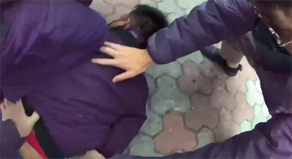 詐團車手遭逮爆哭! 員警邊上銬還要邊安撫情緒