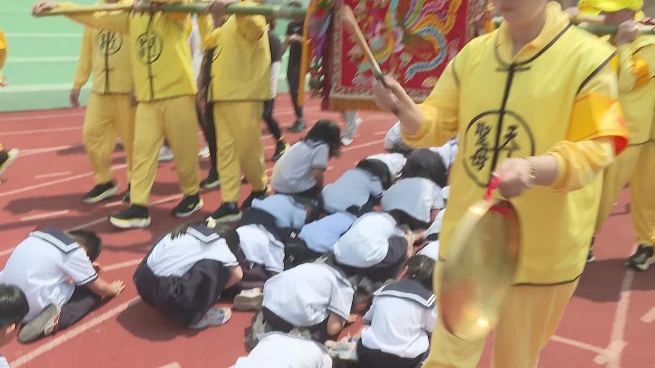 白沙屯媽粉紅超跑衝文昌國小 師生跪地鑽轎腳求保佑