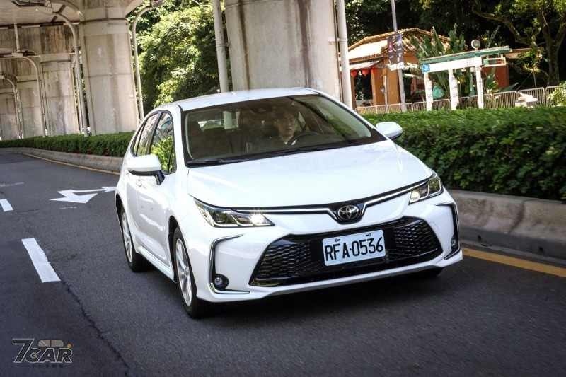 換裝上陣 / 依然富有競爭力　小改款 Toyota Corolla Altis 汽油豪華 + 試駕