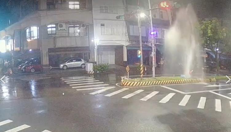 快新聞／路邊噴泉！宜蘭管線汰換工程「洩壓測試」　水柱噴近兩層樓高