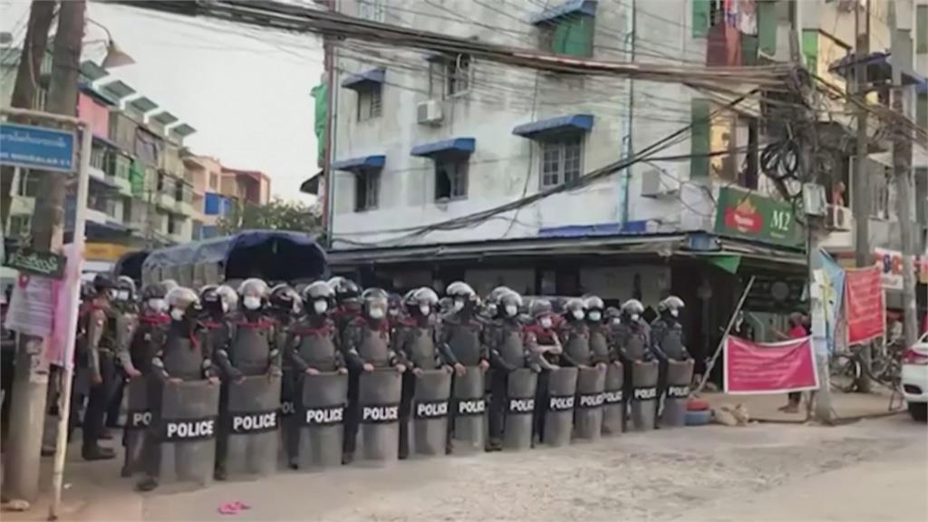 緬甸續動盪　挺軍方民眾持刀攻擊　