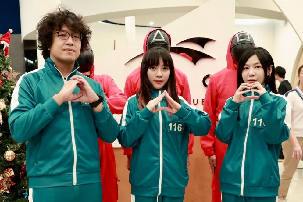 快新聞／「魷魚遊戲2」高雄愛河登場！　黃捷PO英熙娃合照：高雄已經是世界的高雄