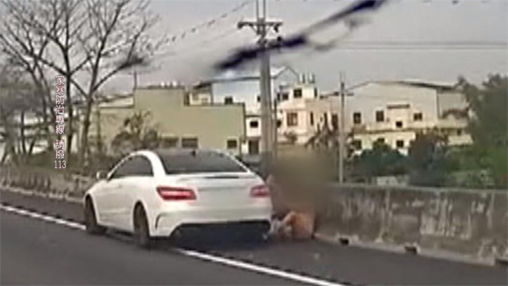直擊國道路肩男子暴打女　警到場後雙方說「這原因」