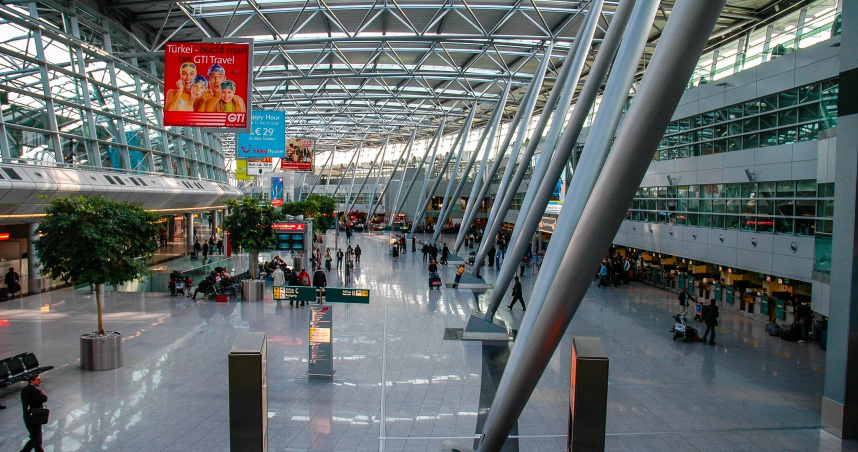 班機延誤別只傻排隊！1招秒改票　網：快很多