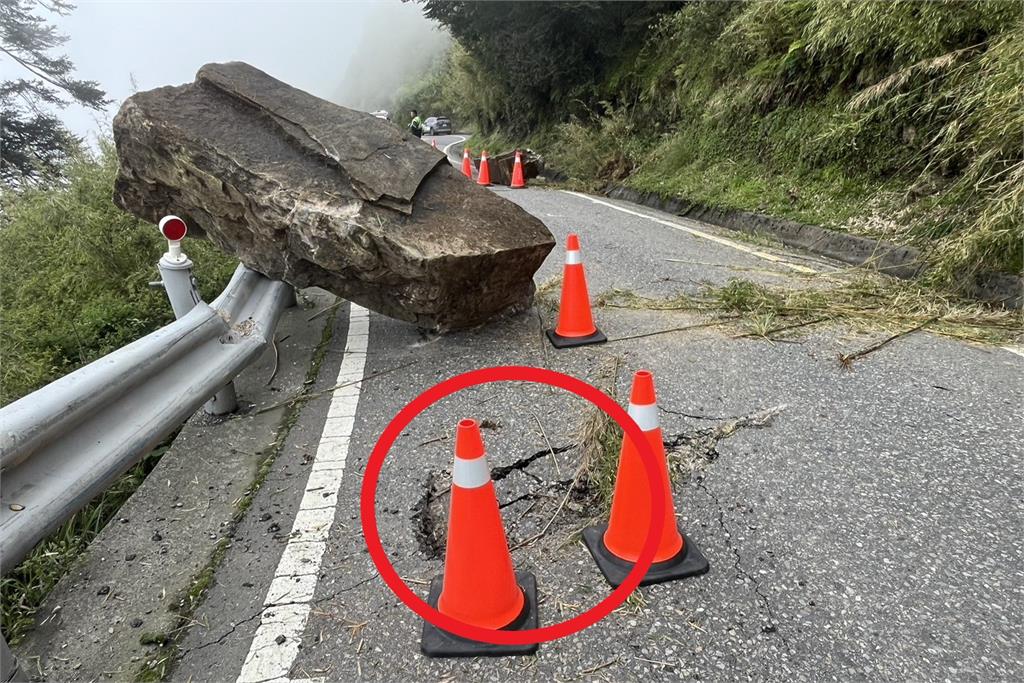 快新聞／合歡山公路「出現巨大落石」！　道路砸出坑洞幸無人傷