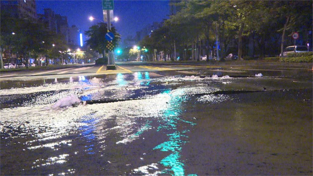 高雄市路面積水 水勢衝破柏油路