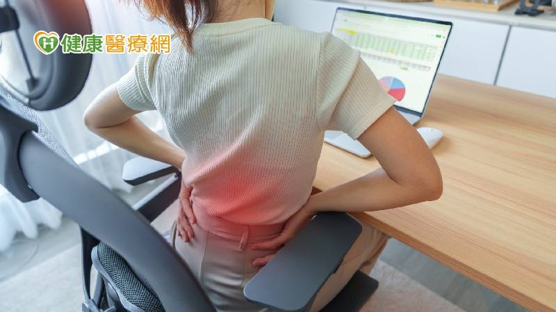 長期久坐腰痠背痛？2個動作輕鬆減緩痠痛問題！