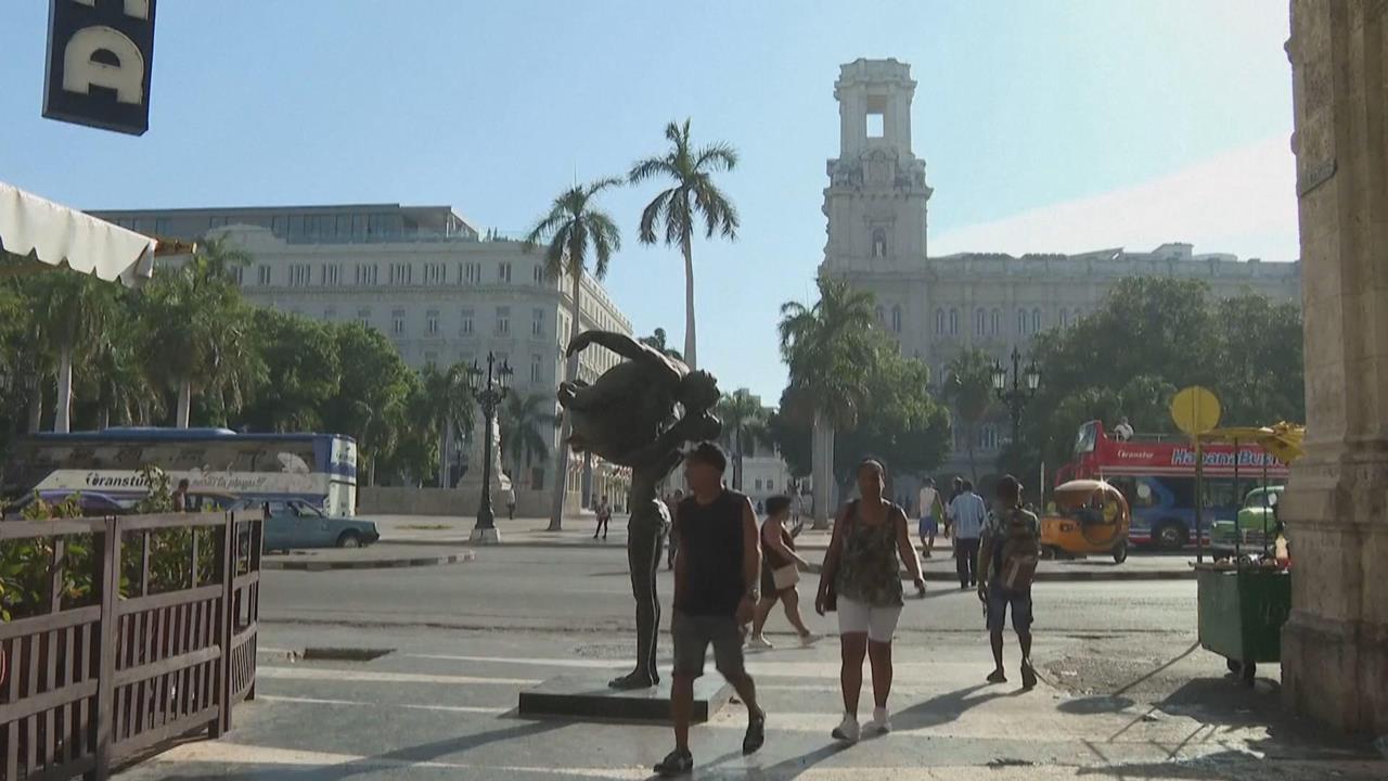 靠山馬杜洛倒台！　古巴缺油缺糧　民眾示威火燒共產黨建築