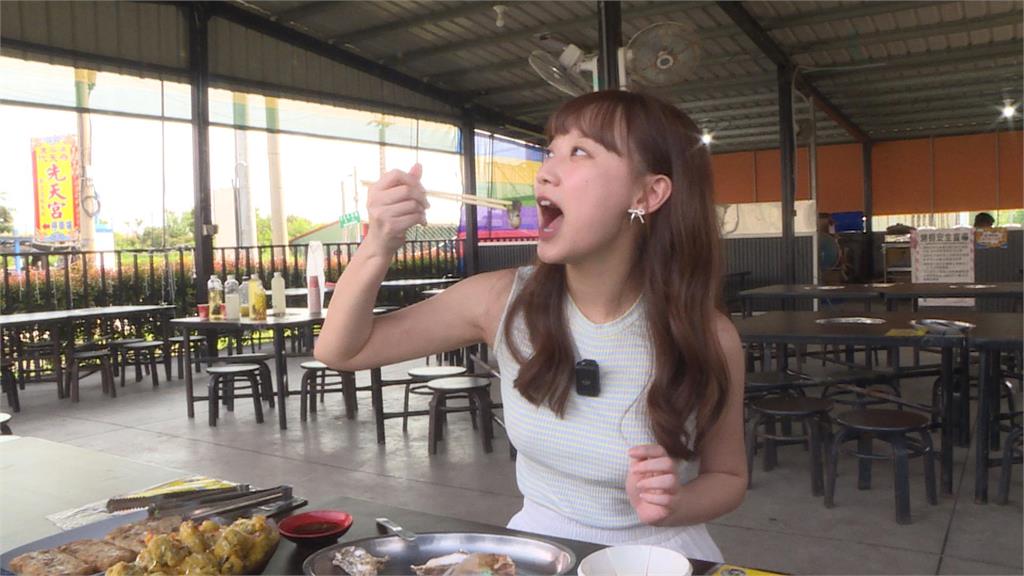 甜美女星吳鈺萱到嘉義東石 體驗烤蚵吃到飽