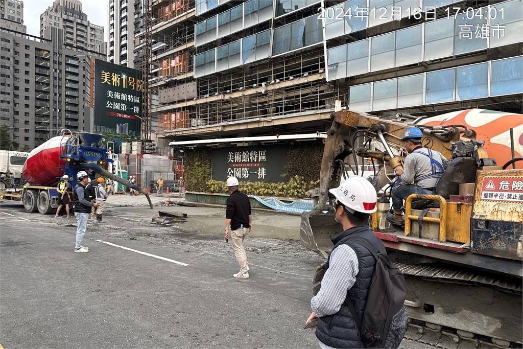 快新聞／高雄建案工地下陷「人行道消失」　市府急勒令停工