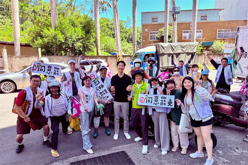 快新聞/挺罷免!綠雙北黨部深坑車掃 吳崢:站出來表達台灣人堅持民主