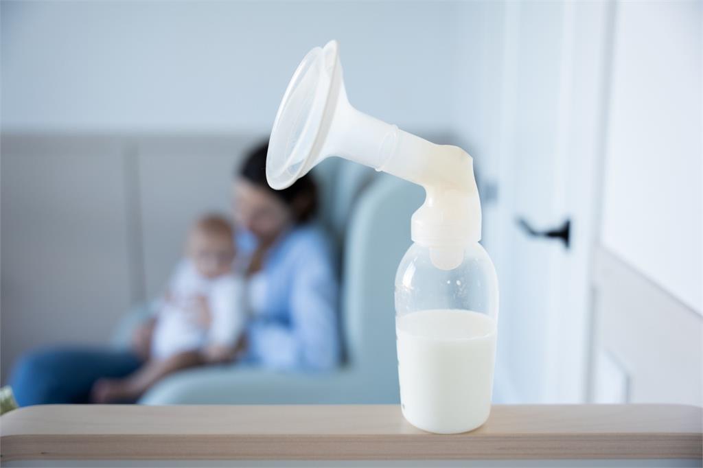 媽媽感冒可以繼續哺乳嗎?常見感冒藥、5大用藥安全等級不可不知!