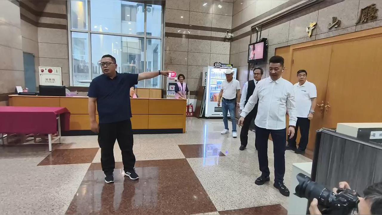 快新聞／季麟連批韓國瑜「賣黨求榮」建請開除　黨員怒衝現場抗議「鄭麗文去吃X」