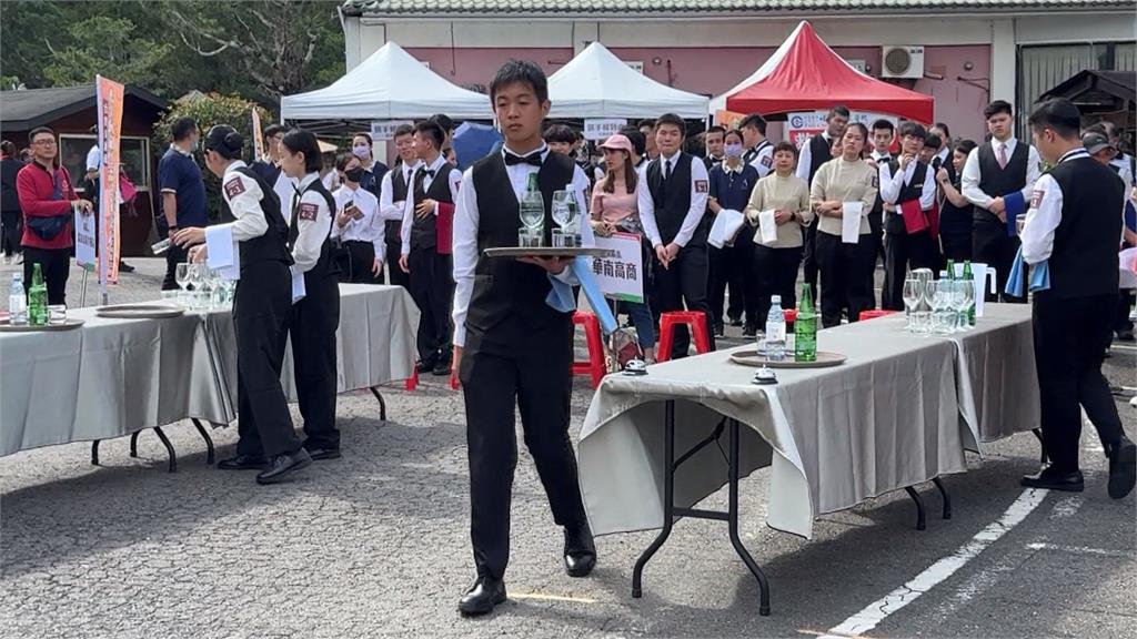 餐旅服務競賽比托盤、鋪床　講究美觀也比速度