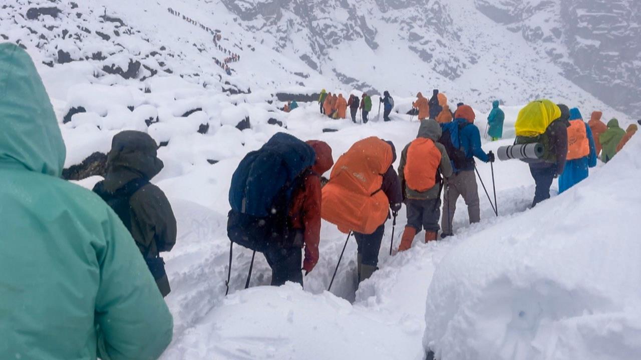 聖母峰暴雪傳上千人受困　村落通訊中斷增救援難度