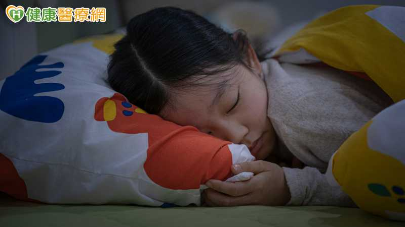 研究：臥室溫度高於24度睡覺　與較高心臟負擔有關