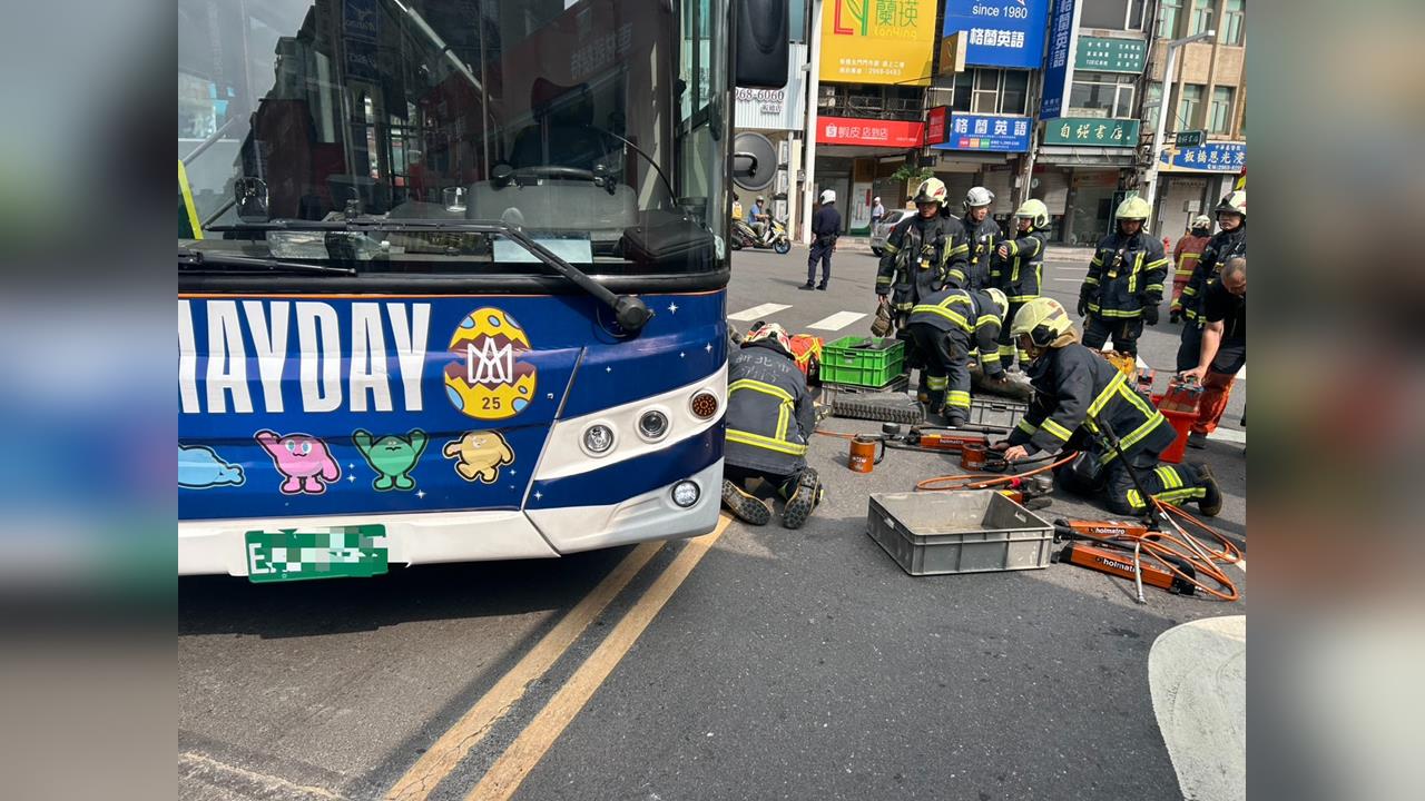 快新聞／板橋死亡車禍！行人遭公車輾斃身分曝光　新北議員周勝考前妻