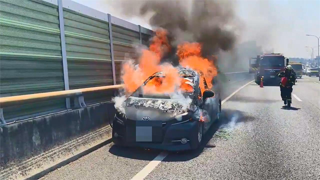 快新聞／怵目驚心！台74火燒車　黑車狂竄白煙「燒成廢鐵」
