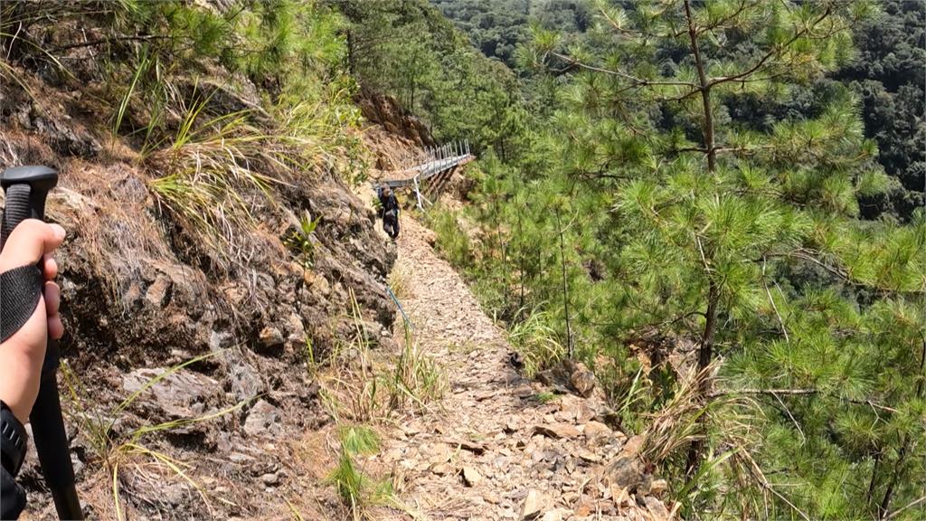 通過八通關崩壁慘摔　登山客滑墜10多公尺！驚險畫面曝光