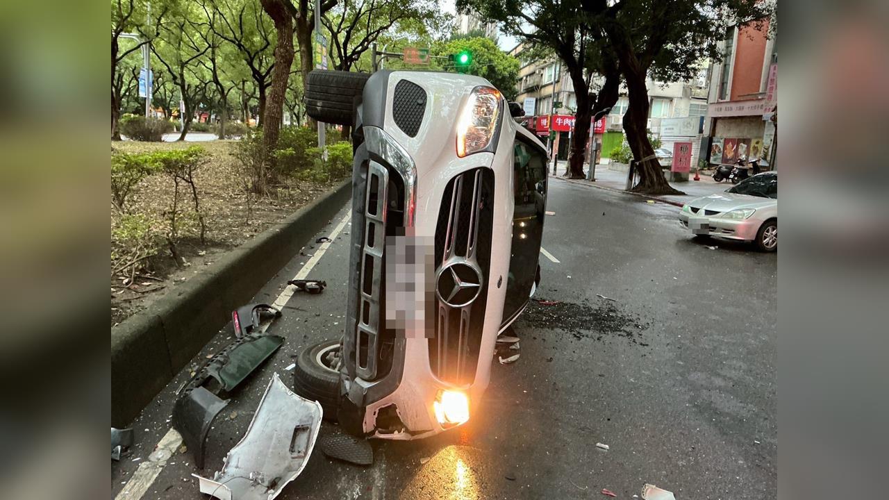 快新聞／北市離譜車禍！駕駛失控猛撞「4車嚴重受損」翻路中　現場慘況曝光