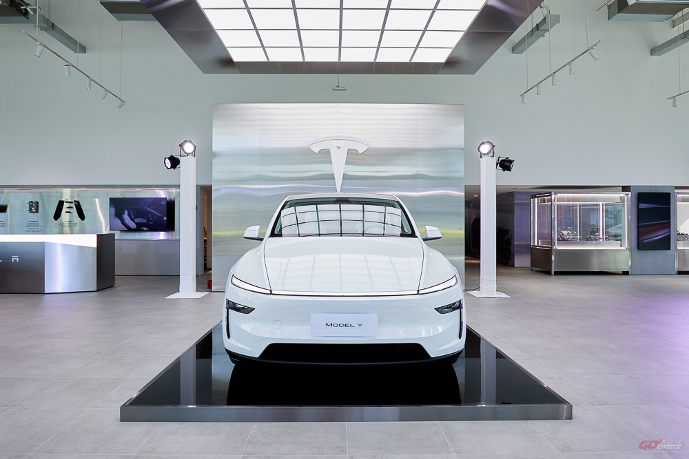 Tesla 南港服務體驗中心首度亮相　Model Y 六月交車確認！