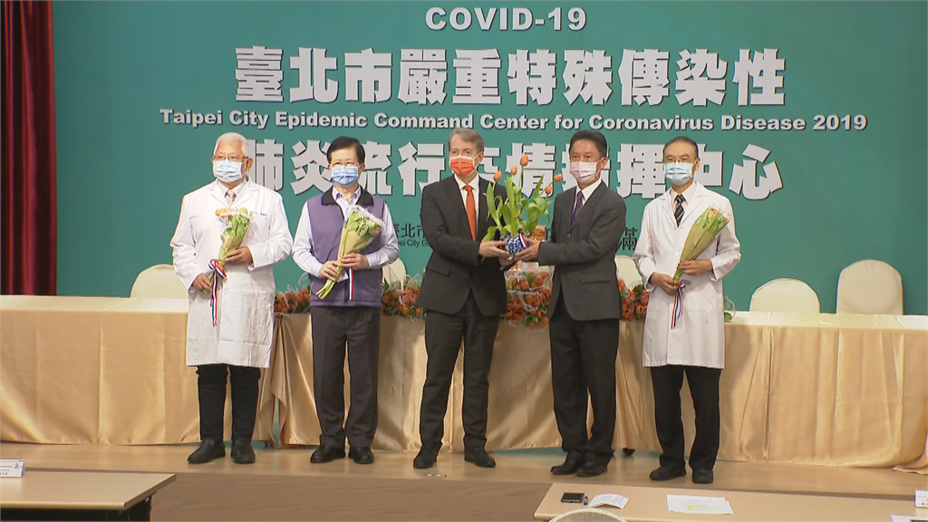快新聞／打拖延戰？ 荷蘭代表捐贈鬱金香 柯文哲遲到未出席