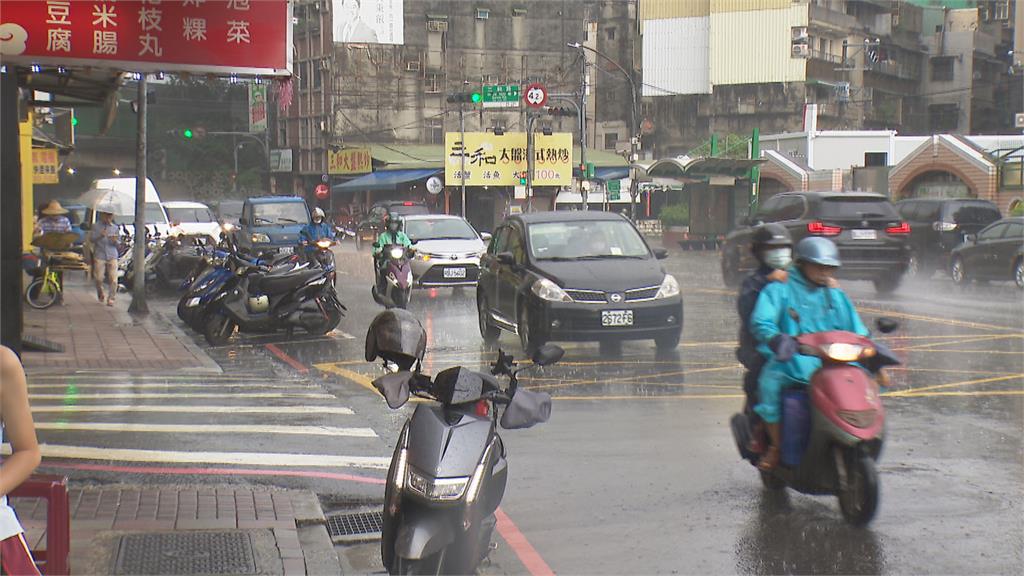 三重路上驚見貨車車斗違規載12人　網友諷：要載去BB園區？