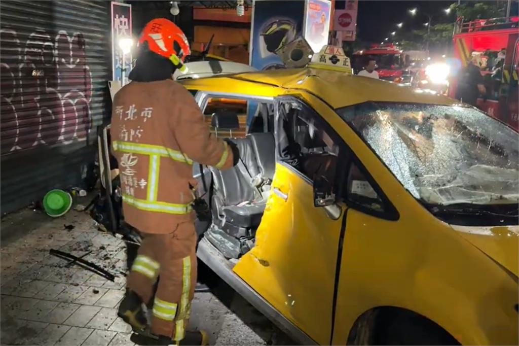 快新聞／紅燈左轉害死乘客！新北新莊計程車遭灑水車高速撞上　1男傷重不治