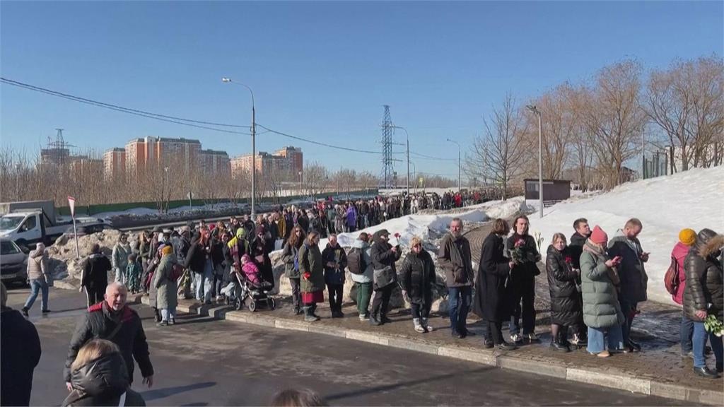 數千人湧納瓦尼墓園獻花　哀悼隊伍長５００公尺