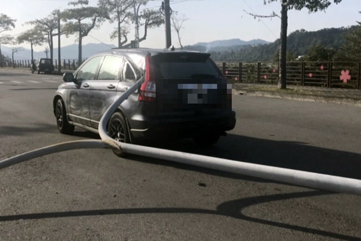 消防員趕上廁所未拉手煞車 消防車衝撞肇禍