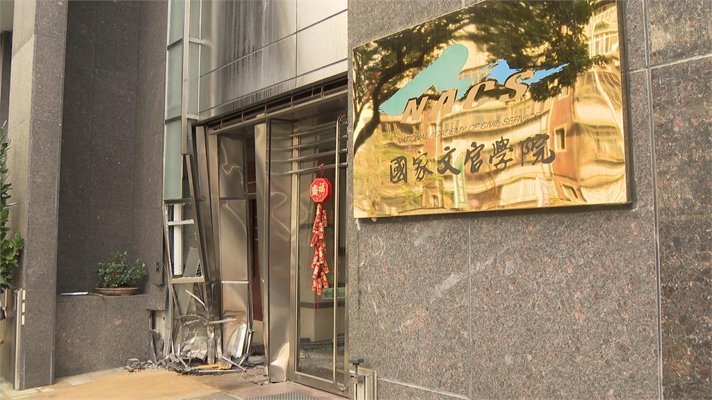 計程車司機洗腎完身體不適　撞6車衝人行道再撞文官學院