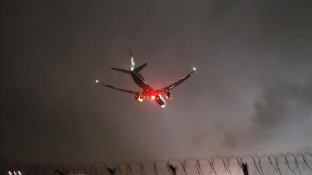 悚！強風吹落招牌砸中女騎士　北部大雷雨！桃機、松機多架航班轉降高雄