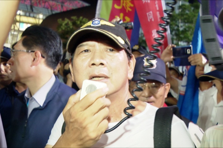 反年改再辯稱  拍打玻璃是「為選手加油」